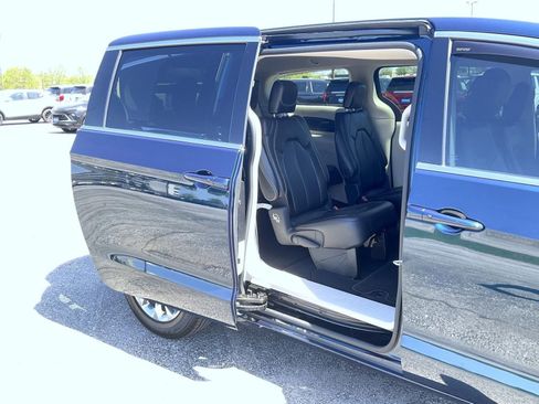 Used 2023 Chrysler Pacifica Touring-L AWD/4WD image 17