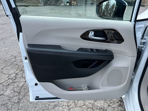 Certified 2023 Chrysler Pacifica Limited FWD image 20