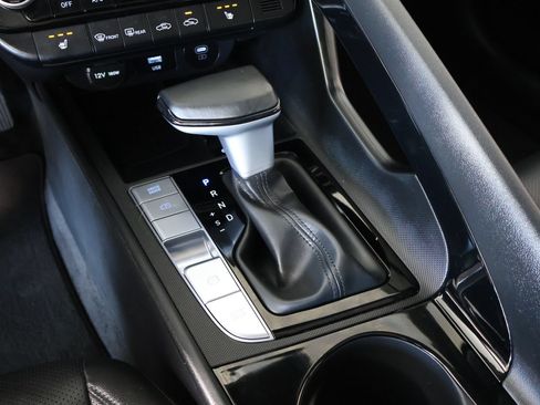 Certified 2025 Hyundai Elantra Limited FWD image 9