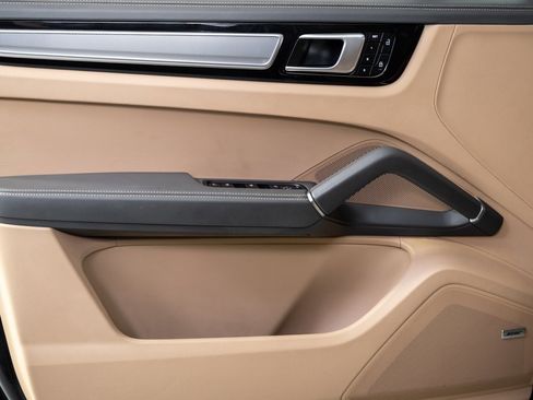 Certified 2022 Porsche Cayenne Platinum Edition w/ Premium Package Plus image 6