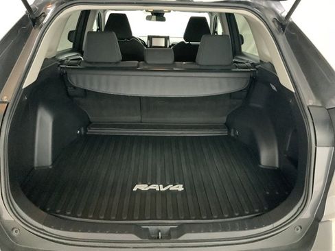 Used 2021 Toyota RAV4 LE AWD/4WD image 8