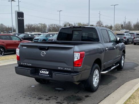 Used 2018 Nissan Titan SV w/ SV Convenience Package image 7