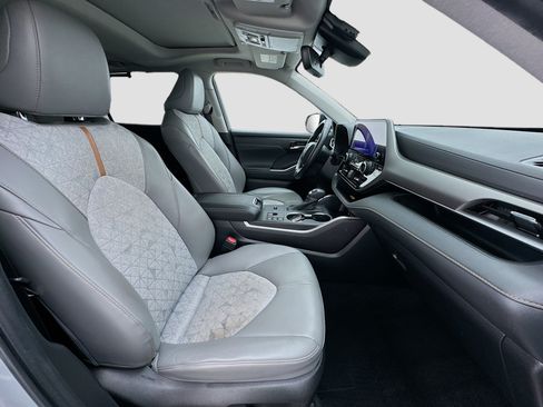 Used 2023 Toyota Highlander Bronze Edition FWD image 22
