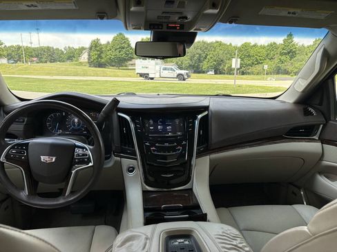 Used 2017 Cadillac Escalade Luxury AWD/4WD image 13