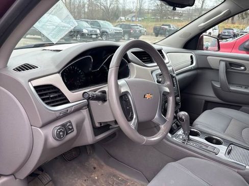 Used 2017 Chevrolet Traverse LT w/ Style and Technology Package image 8