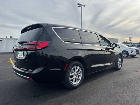 Used 2023 Chrysler Pacifica Touring-L FWD image 6