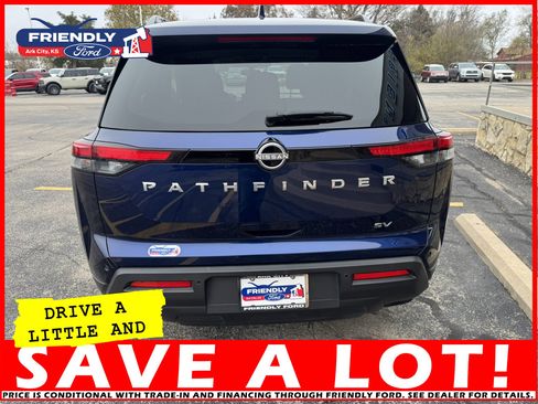 Used 2024 Nissan Pathfinder SV image 4