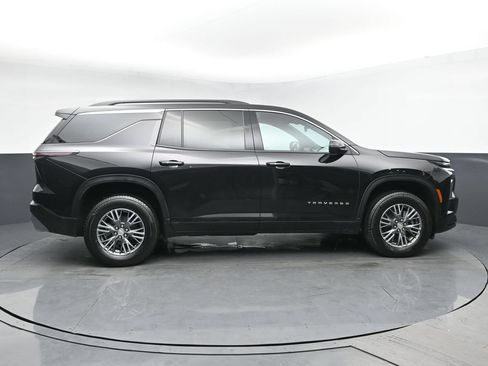 Used 2024 Chevrolet Traverse LT FWD image 3