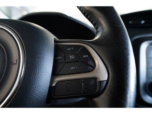 Used 2017 Jeep Renegade Latitude image 22