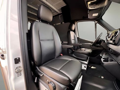 Used 2025 Mercedes-Benz Sprinter 2500 image 23