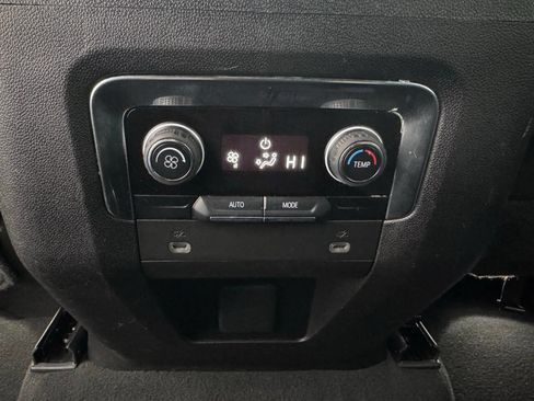 Used 2023 Chevrolet Suburban LT image 32