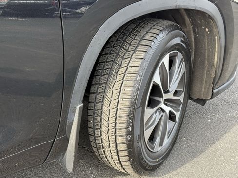 Used 2023 Toyota Highlander XLE image 12