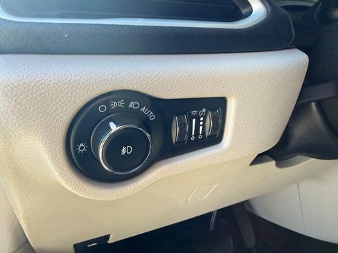 Used 2022 Chrysler Pacifica Touring-L w/ Uconnect Theater Family Group image 27