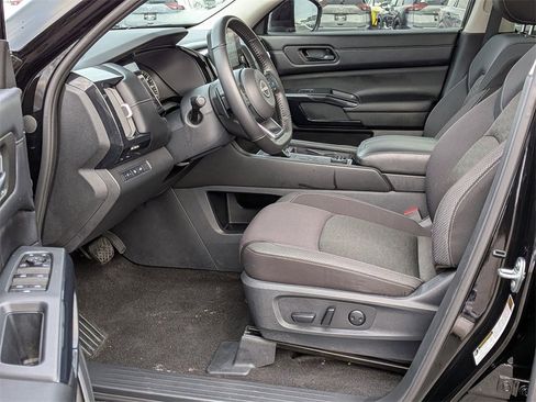 Used 2024 Nissan Pathfinder SV w/ SV Premium Package image 11