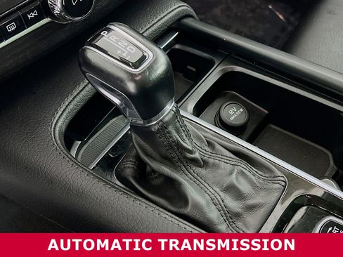 Used 2020 Volvo XC90 T6 Momentum image 12