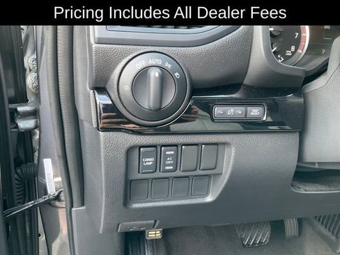 Used 2024 Nissan Titan SV w/ SV Convenience Package RWD image 9