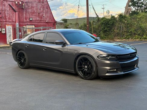 Used 2017 Dodge Charger SXT w/ Plus Group RWD image 4