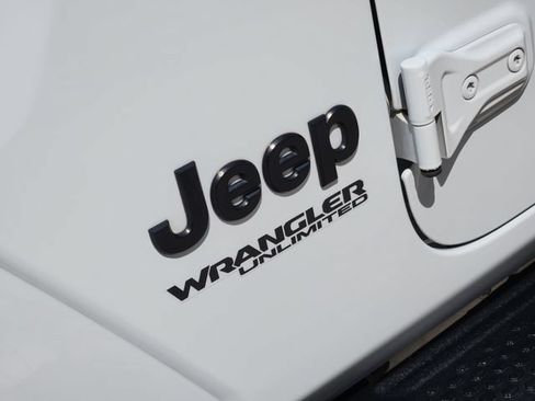 Used 2020 Jeep Wrangler Unlimited Sahara AWD/4WD image 12