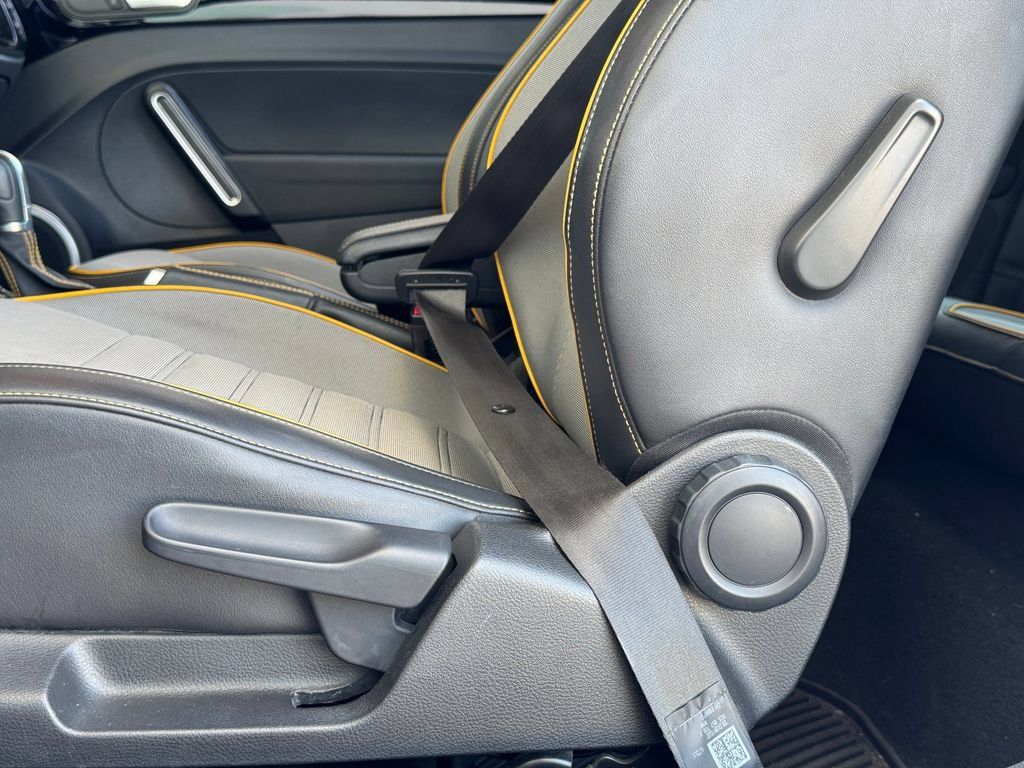 Used 2018 Volkswagen Beetle 2.0T Dune FWD image 19