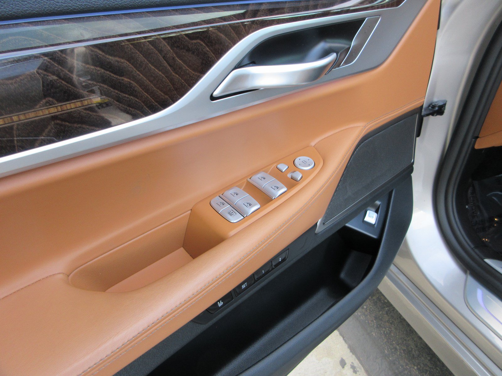 Used 2020 BMW 750i xDrive w/ Interior Design Package AWD/4WD image 30