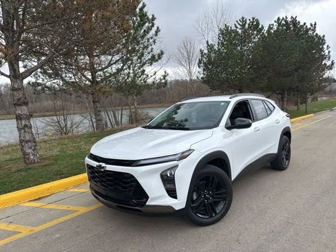 Used 2025 Chevrolet Trax ACTIV w/ Driver Confidence Package image 1