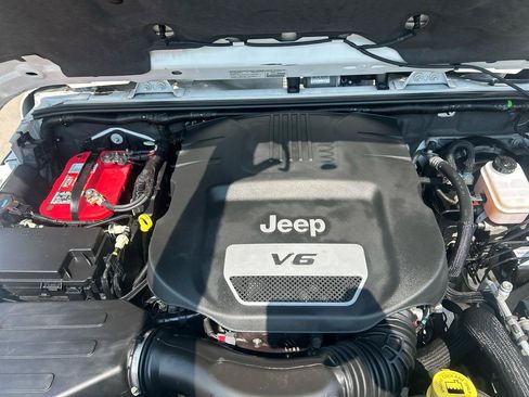 Used 2014 Jeep Wrangler Unlimited Rubicon w/ Connectivity Group AWD/4WD image 15