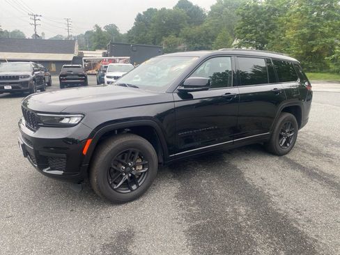 Used 2022 Jeep Grand Cherokee L Laredo AWD/4WD image 2