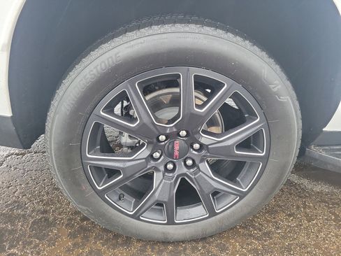 Used 2024 GMC Yukon XL SLT w/ SLT Luxury Package image 5