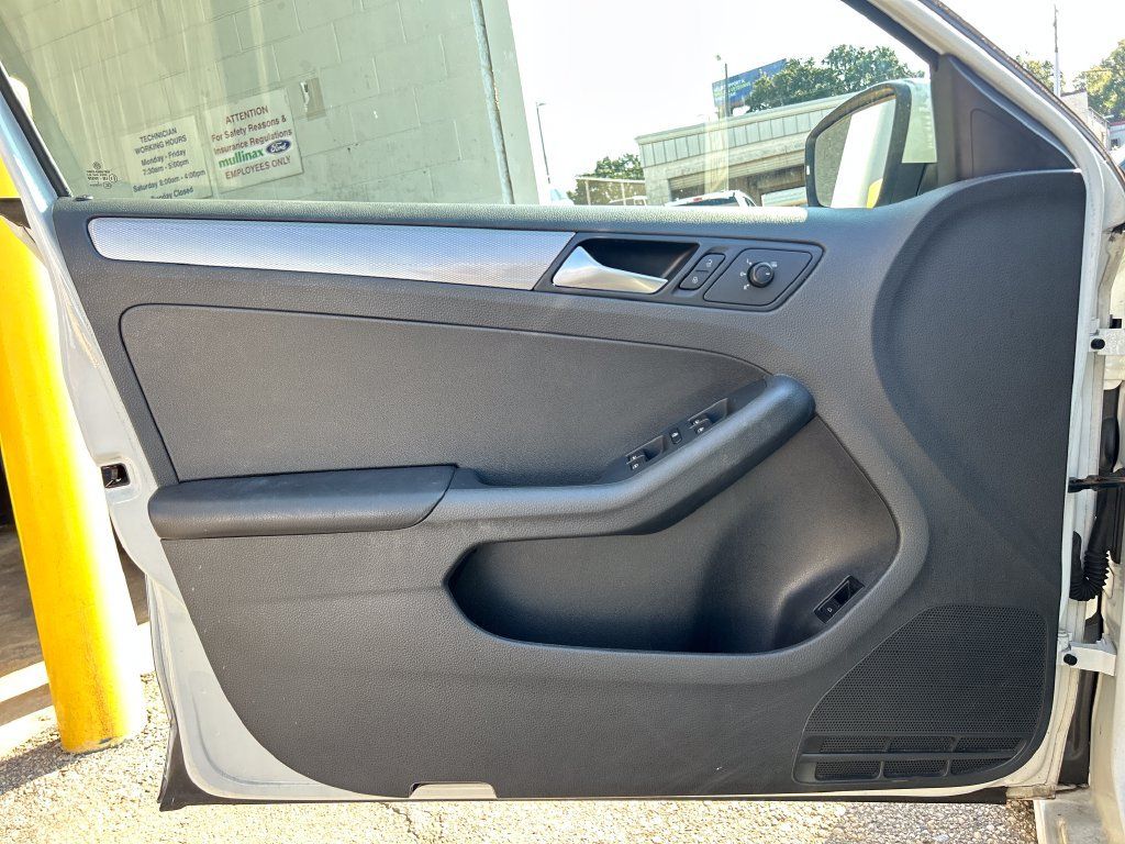 Used 2017 Volkswagen Jetta SE FWD image 9
