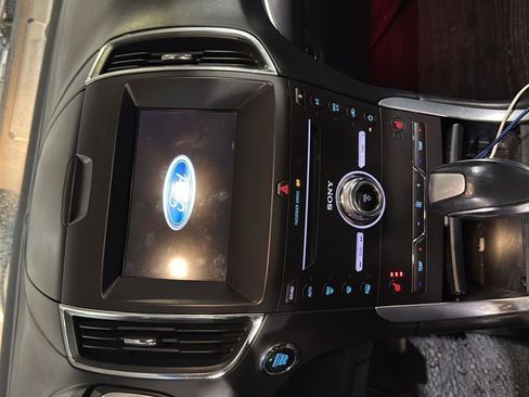 Used 2018 Ford Edge Titanium image 3