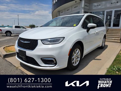 Used 2023 Chrysler Pacifica Touring-L FWD image 1