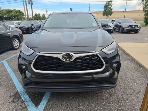 Used 2024 Toyota Highlander XLE FWD image 2