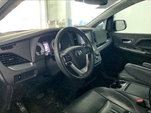 Used 2018 Toyota Sienna SE Premium FWD image 7