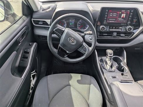 Used 2021 Toyota Highlander LE image 17