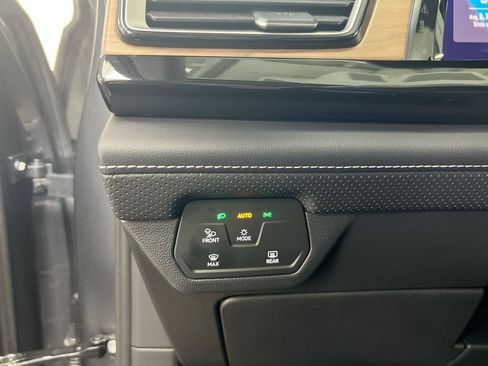 Used 2025 Volkswagen Atlas SE FWD image 17