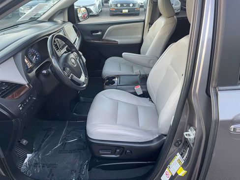 Used 2019 Toyota Sienna image 24