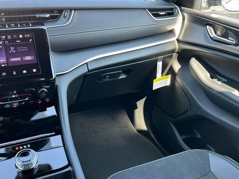 New 2025 Jeep Grand Cherokee Altitude image 31