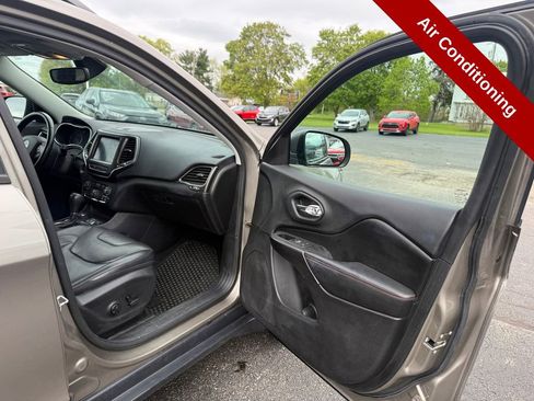 Used 2020 Jeep Cherokee Trailhawk AWD/4WD image 42