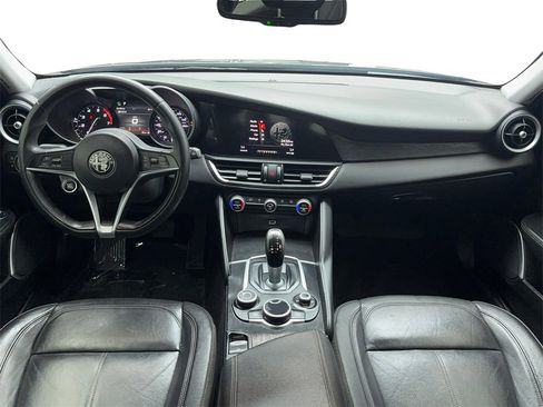 Used 2019 Alfa Romeo Giulia image 16