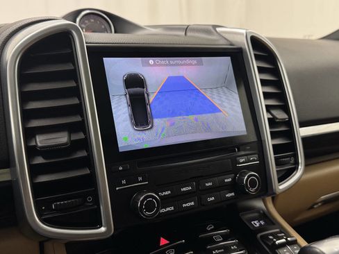 Used 2017 Porsche Cayenne Platinum Edition image 32