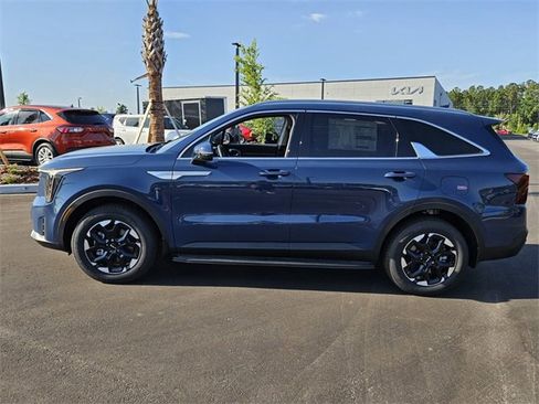 New 2025 Kia Sorento S image 3