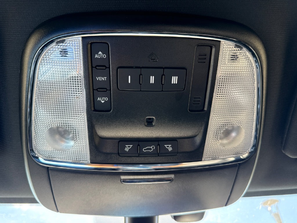 Used 2020 Jeep Grand Cherokee Limited w/ Premium Lighting Group AWD/4WD image 26
