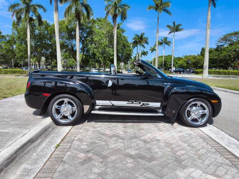 Used 2006 Chevrolet SSR w/ Preferred Equipment Group RWD image 8