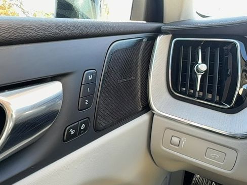 Used 2021 Volvo XC60 T5 Inscription w/ Protection Package Premier image 17