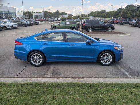 Used 2020 Ford Fusion SE FWD image 2