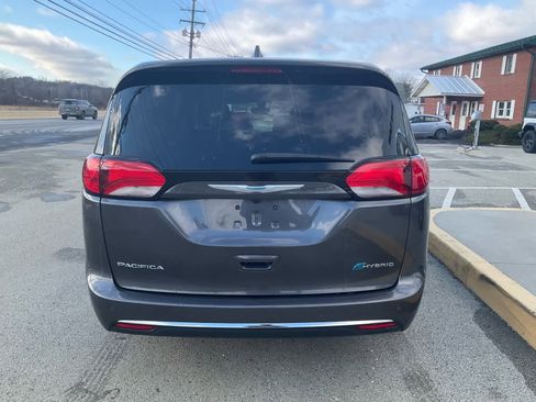 Used 2020 Chrysler Pacifica Touring w/ Cold Weather Group FWD image 4