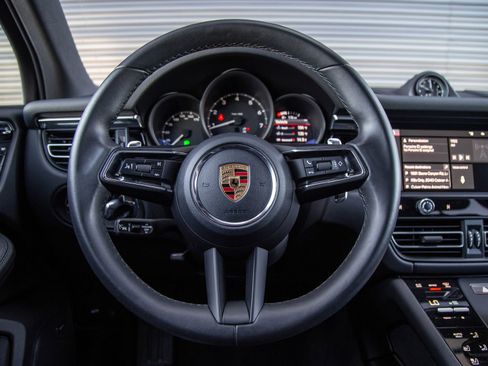 Certified 2024 Porsche Macan AWD/4WD image 4