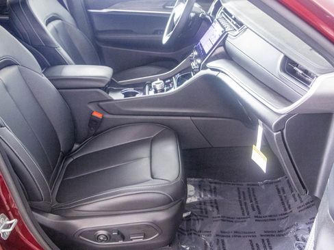 New 2025 Jeep Grand Cherokee Limited image 37