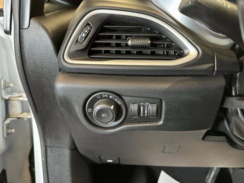 Used 2020 Chrysler Pacifica Touring-L w/ S Appearance Package image 15