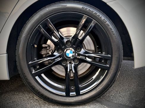 Used 2018 BMW 330i Sedan w/ M Sport Package RWD image 17